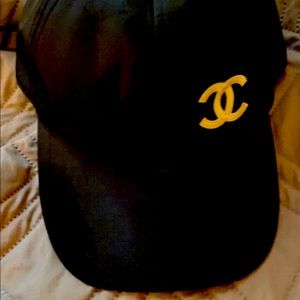 C hat black and white